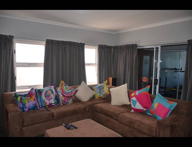 5 BEDROOM HOUSE FOR SALE IN JEFFREYS BAY CENTRAL